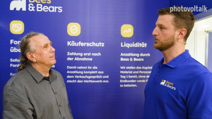 Jan Himken (rechts) erläutert das Angebot von Bees & Bears.