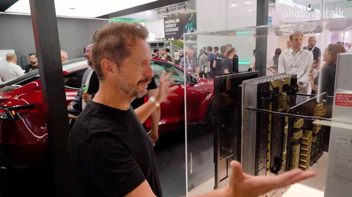 Dieter Krebs erläutert die neue Powerwall.