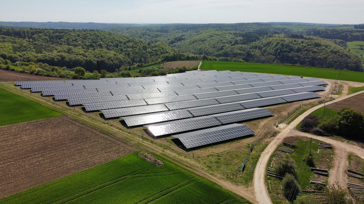 Der neue Solarpark leistet knapp acht Megawatt.