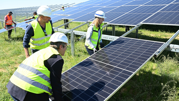 Der Solarpark von RWE entsteht westlich der Autobahn zwischen den Städten Bedburg und Jüchen auf rekultiviertem Gelände des Tagebaus Garzweiler.