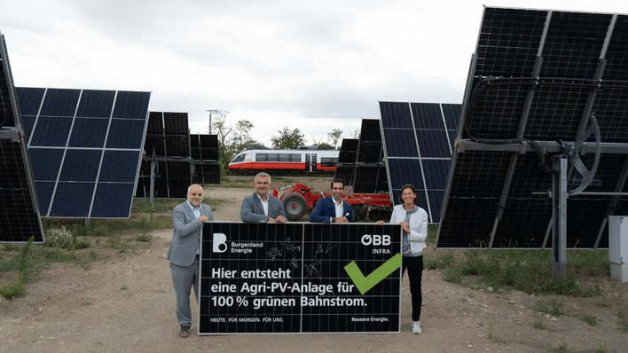 Die neue Agri-PV-Anlage liefert ihren Strom direkt ins Netz der ÖBB. Zur Inbetriebnahme sind neben Silvia Angelo (Vorständin ÖBB-Infrastruktur – rechts) und Stephan Sharma (CEO Burgenland Energie – 2.v.r.) auch Matthias Grün (Vorstandsvorsitzender Esterhazy Betriebe – links) und Landesrat Heinrich Dorner (2.v.l.) gekommen.