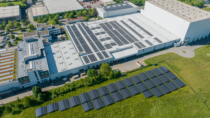 Sporthandelskette Intersport nimmt eine Solaranlage mit 2,2 Megawatt in Heilbronn in Betrieb.