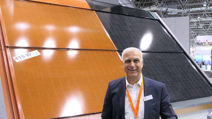 Geschäftsführer von Solarroof Izzet Bayik auf der Messe in Düsseldorf.