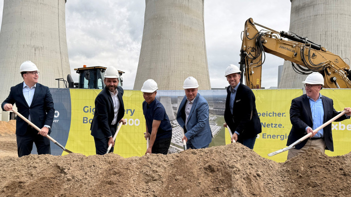 Vertreter von LEAG, Hyperstrong und Siemens sowie der Boxberger Bürgermeister beim ersten Spartenstich.