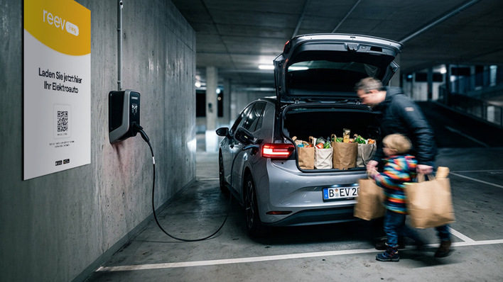 Das integrierte EMS steuert die Lastverteilung im Gebäude automatisch.