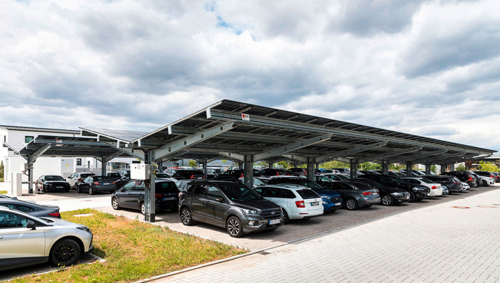 Der solare Carport bei Atlas Copco spendet nicht nur Schatten, er liefert auch dringend benötigten Strom für die Produktion.