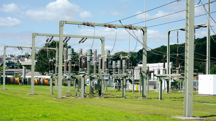 Im Smart Grid arbeiten digitale Ortsnetzstationen, die Mittelspannung in Niederspannung umwandeln.