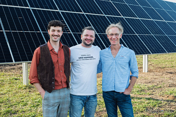Lukian Wilkens, Till Skudelny und Olaf Wilkens (v.l.n.r.) haben das Agri-PV-Projekt in Riepholm gemeinsam gestemmt.