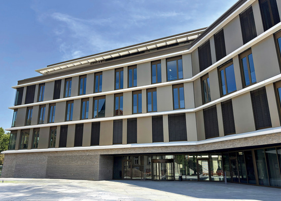 Ästhetik spielt bei solarer Architektur immer eine Rolle. Der Erweiterungsbau des ­Landratsamts Rems-Murr-Kreis in Waiblingen ist ein gelungenes Beispiel.