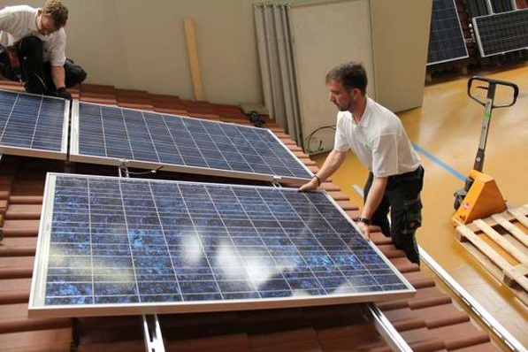 Während Helmut Wanner (links) ein Modul an den Halterungen festschraubt, legt sich Daniel Wiedmaier ein weiteres zurecht.