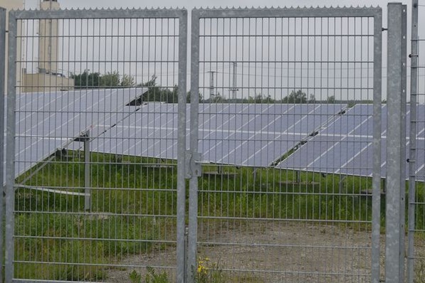 Ein Zaun allein schützt die Photovoltaikanlage nicht vor Dieben.