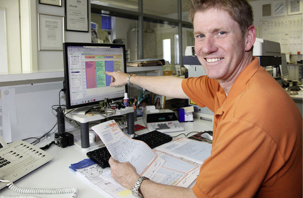 
Meister Thorsten Göring nutzt das Softwaremodul „Wartung und Service“ aus Mosaik, um seine Kundendienstaufträge zuverlässig abzuwickeln.
