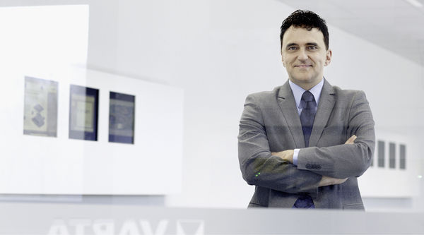 
Herbert Schein (47)


ist Vorstandsvorsitzender der Varta Microbattery GmbH mit Sitz in Ellwangen. Das Unternehmen hat weltweit rund 2.000 Mitarbeiter, davon 700 in Deutschland. In Nördlingen im Ries hat Varta Microbattery im vergangenen Jahr das Unternehmen Varta Storage GmbH gegründet, um Speicher für Gebäude, vor allem Privathaushalte, zu entwickeln und zu fertigen.
