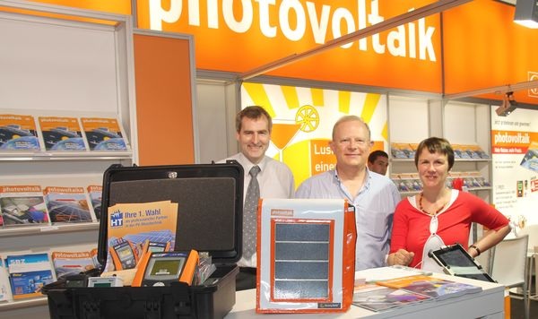 Am photovoltaik-Stand in Halle B5.209. In der Mitte: Herausgeber Erwin Reisch vom Gentner Verlag in Stuttgart.