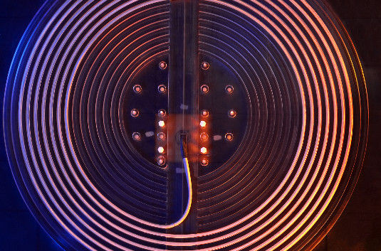 Herzstück des induktiven Ladesystems sind zwei Spulen - eine in der Straße und eine im Auto.