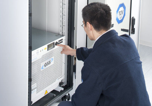 Ein Wechselrichter im Prüflabor des TÜV Süd.