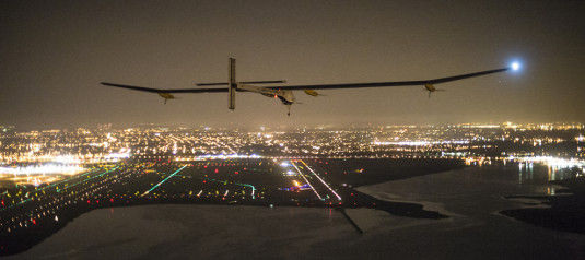 Kurz vor Mitternacht befindet sich das Solarflugzeug auf dem Landeanflug auf den John F. Kennedy International Airport in New York.