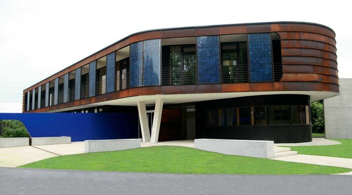 Der Neubau des Abwasserzweckverbandes Erdinger Moos ist mit individuelle gefertigten Soalrmodulen bestückt.