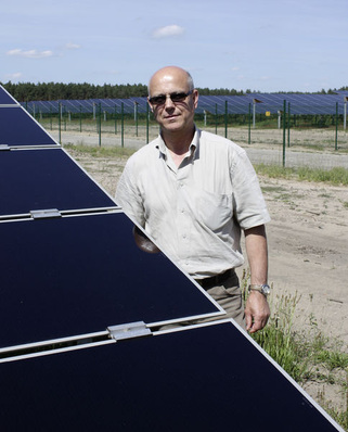 
Ulrich Mertens ist als Projektmanager für das Großkraftwerk in der Nähe von Templin verantwortlich. 128 Megawatt leisten die Module, die mehrere Hundert Hektar Fläche auf einem ehemaligen sowjetischen Fliegerhorst bedecken.
