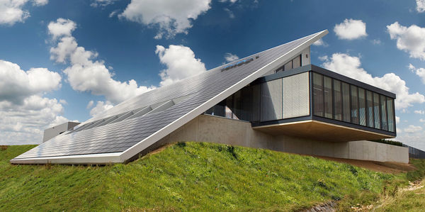 
So baut man heute: Mehr als 900 CIS-Module von Avancis wurden bei der Leitec GmbH im Heilbad Heiligenstadt bei Kassel installiert. Zusammen leisten sie rund 109 Kilowatt.
