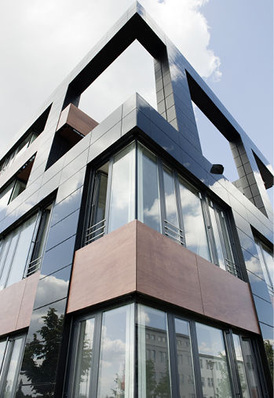 
Kassettenmodule an der Fassade des Firmensitzes in Adlershof. Das Gebäude gehört der Bank.
