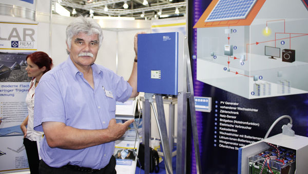 
Harald Heinrich von REM GmbH brachte zur Intersolar ein komplettes System zur Eigenstromversorgung aus Sonnenkraft mit. Er setzt auf Lithiumbatterien.
