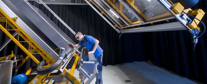 Solarlabor Köln Kombinierter Sonnensimulator TÜV Rheinland.jpg: Der TÜV Rheinland prüft die Hybridmodule. Dazu wurde ein Sonnensimulator adaptiert.