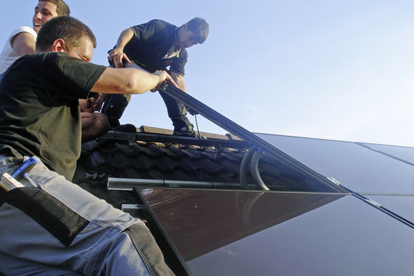 
Montage der 2Power-Kombimodule von PA-ID: Sehr gut zu erkennen sind die hydraulischen Anschlüsse für den Wärmetauscher auf der Rückseite der Solarmodule.
