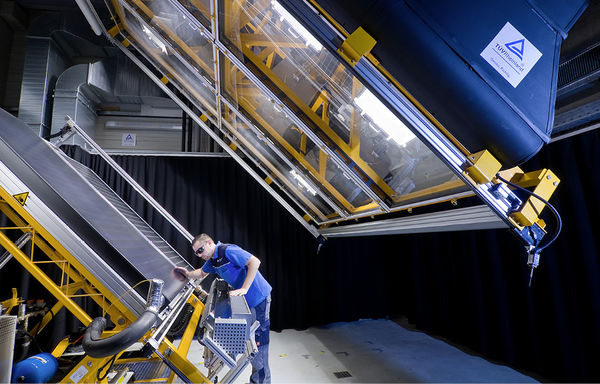 
Neuer Prüfstand für Hybridmodule beim TÜV Rheinland in Köln. Er simuliert die Sonneneinstrahlung, um die Energieerträge zu messen.
