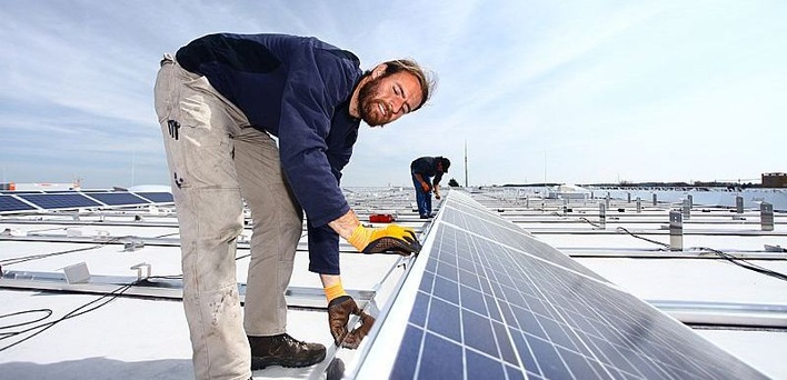 Bei der Montage von PV-Anlagen gibt es vieles zu beachten.