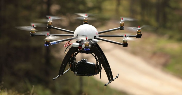 Die Flugdrohnen können zum Beispiel Wärmebildkameras aufnehmen, um thermografische Aufnahmen von Solarfeldern und Solardächern zu machen.