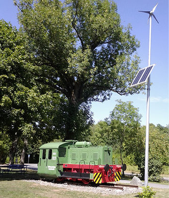 
Kombination eines Windgenerators Phaesun Air 40 mit zwei Solarpaneels (je 12 Volt/100 Watt) zur Nachtbeleuchtung einer Nostalgielok auf einem Park- und Rastplatz für Radfahrer in Korbach, Nordhessen.
