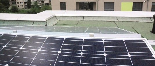 Bild 551670 Anlagen mit Ost-West-Ausrichtung verschieben die Stromproduktion auf den Vor- und Nachmittag. Für Privathaushalte ist diese Ausrichtung deshalb besser.