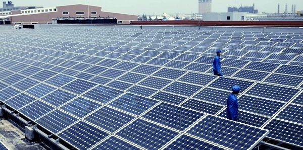 Eine netzgekoppelte Aufdachanlage im Werk.