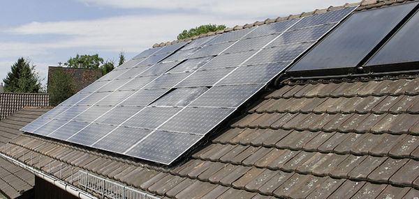 
Schadensfall: Hagelkörner haben mehrere Module einer Photovoltaikanlage auf einem Schrägdach erheblich beschädigt. Dennoch kann die Anlage meist noch weiter Strom produzieren.
