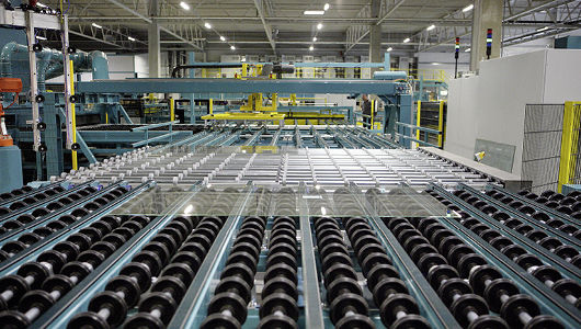 
Die geschnittene Scheibe kommt aus der Floatglaslinie.
