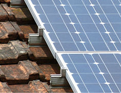 
Das Solarmodul hat sich abgesenkt, offenbar gibt die Unterkonstruktion nach. Das kann sich erst lange nach der Inbetriebnahme bemerkbar machen.
