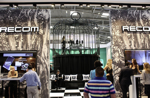 
Bei einem Gang durch die Hallen der Intersolar Europe in München ist nicht immer sofort ersichtlich, was die einzelnen Firmen herstellen oder anbieten. Und das, obwohl sie, wie in diesem Beispiel, viel Mühe und Geld in die Präsentation auf der Messe gesteckt haben.
