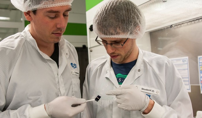 ZSW- Dünnschichtsolarzelle mit der neuen Kesterit- Absorberschicht.