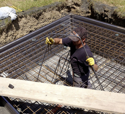 
Aufbau einer 3,5-Kilowatt-Antaris mit 15 Meter hohem Mast in Allenbach im Hunsrück. Das Fundament muss 28 Tage austrocknen.
