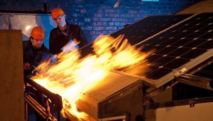 Auch der TÜV testet Module auf Brandschutz und -schäden.