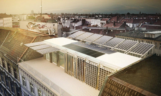 Im Sommer werden die Elemente der Solarfassade nach dem Stand der Sonne ausgerichtet. Im Winter werden sie herunter geklappt und dienen dem Schutz gegen die Kälte. Außerdem steht die Sonne dann tiefer. Die Module sind gut ausgerichtet.