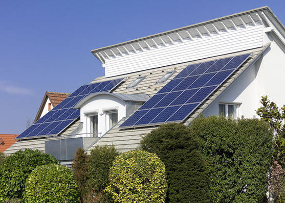 
Früher baute man Solargeneratoren, die ihre Energie ins Stromnetz einspeisen. Heute werden sie für höchstmöglichen Eigenverbrauch konzipiert. Sie werden im Netz nur mit einem geringen Teil ihrer Leistung wirksam. Und nur zu bestimmten Zeiten.
