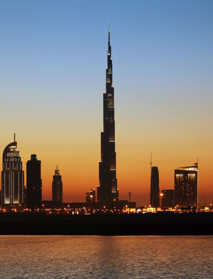 
Skyline von Dubai: Arabische Investoren treiben die Energiewende in den Metropolen voran, auch in Deutschland. Denn Architektur und Photovoltaik gehören zusammen, nicht nur in der Wüste.
