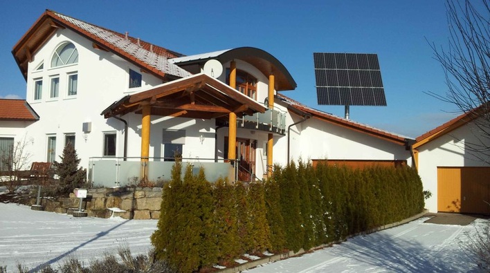 Das Komplettsystem MSS von Deger mit Nachführsystem, Modulen, Anschlusstechnik und Bleispeicher erlaubt die Eigenversorgung kleiner und mittlerer Wohngebäude sowie kleinerer Gewerbebetriebe.