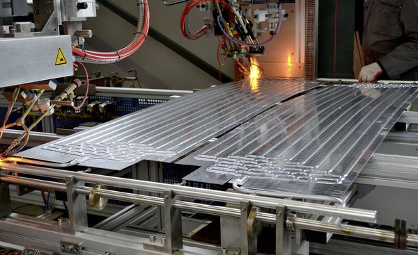 
Von der Natur abgeschaut: Die Kanäle des bionischen Absorbers verlaufen wie die Adern eines Blattes über die gesamte Fläche. Der Wärmeträger durchströmt den Absorber gleichmäßig bei geringem Druckverlust. Dadurch verringert sich der Energiebedarf für die Pumpe im Solarkreis.
