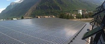 Indachanlagen passen sich ästhetisch besser in die Architekur ein als die üblichen Aufdachanlagen. Sie müssen aber höhere Anforderungen an ihre Widerstandsfähigkeit gegen die Kräfte der Natur erfüllen.