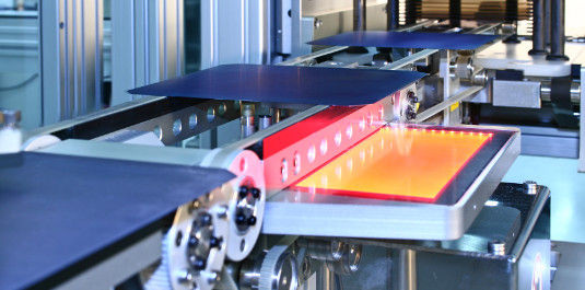 Als Highlight werden die Fernstudenten eine Präsenzphase in den Laboren des Fraunhofer ISE absolvieren. Dabei lernen sie auch das Charakteresierungslabor im PV TEC kennen.