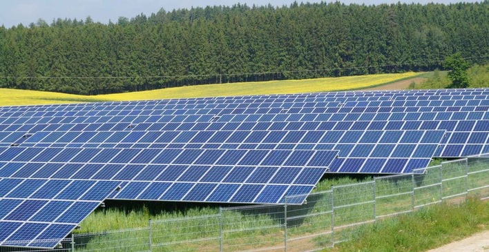 Der Solarpark Peising der Genossenschaft Neue Energien West.