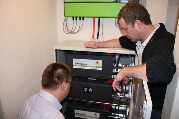 Verantwortliche Installateure legen großen Wert auf die Sicherheit der Batteriespeicher, die sie bei ihren Kunden installieren.